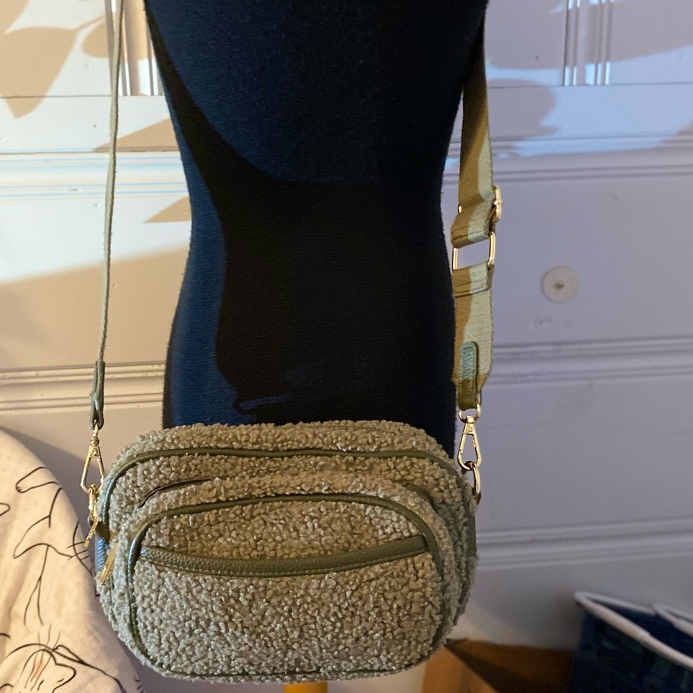 Laundry by Shelli Segal / Faux Sherpa Fleece / Crossbody Bag / Olive Green - Picture 4 of 7